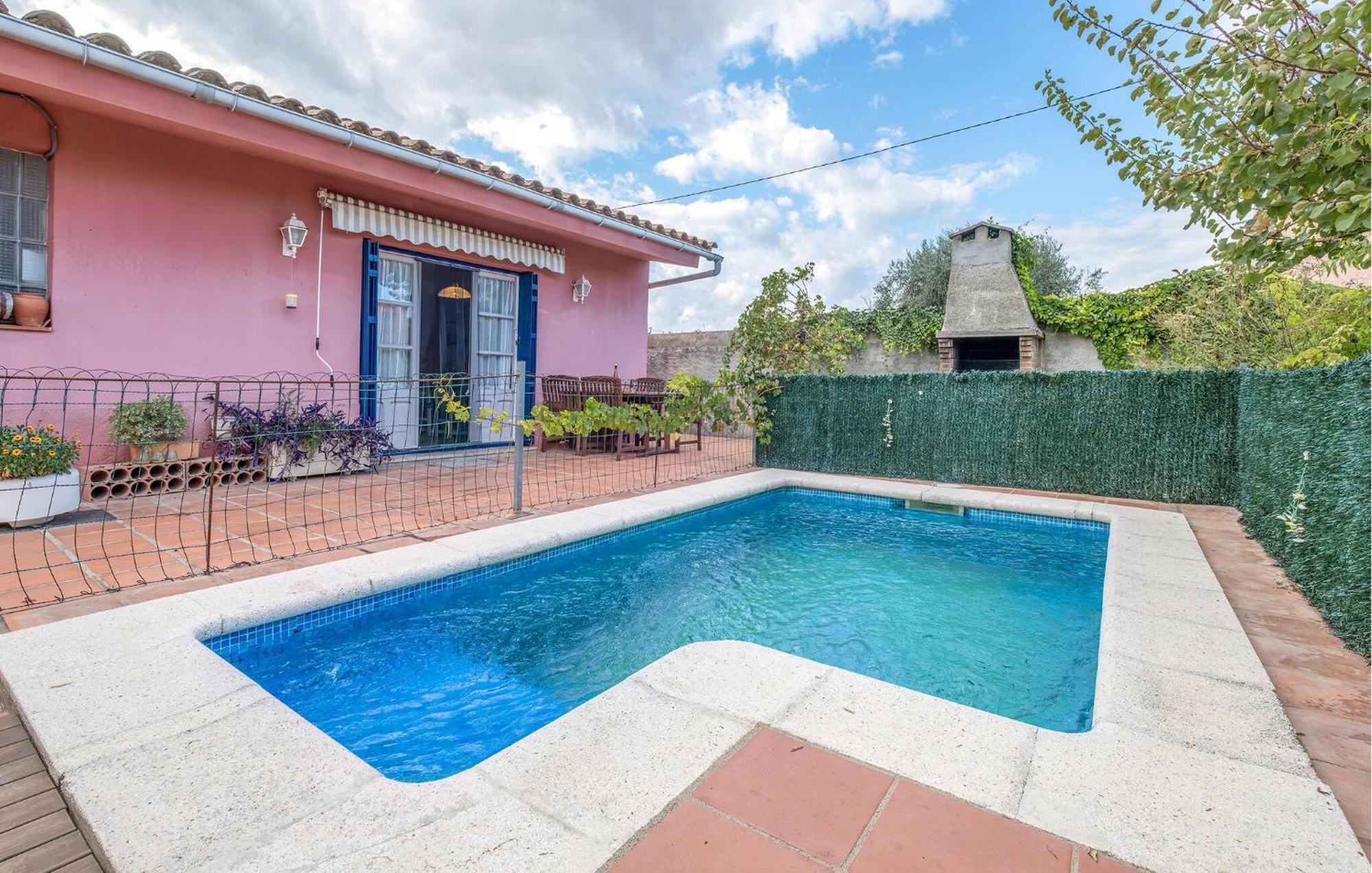2 Bedroom Awesome In San Miguel de Fluviá